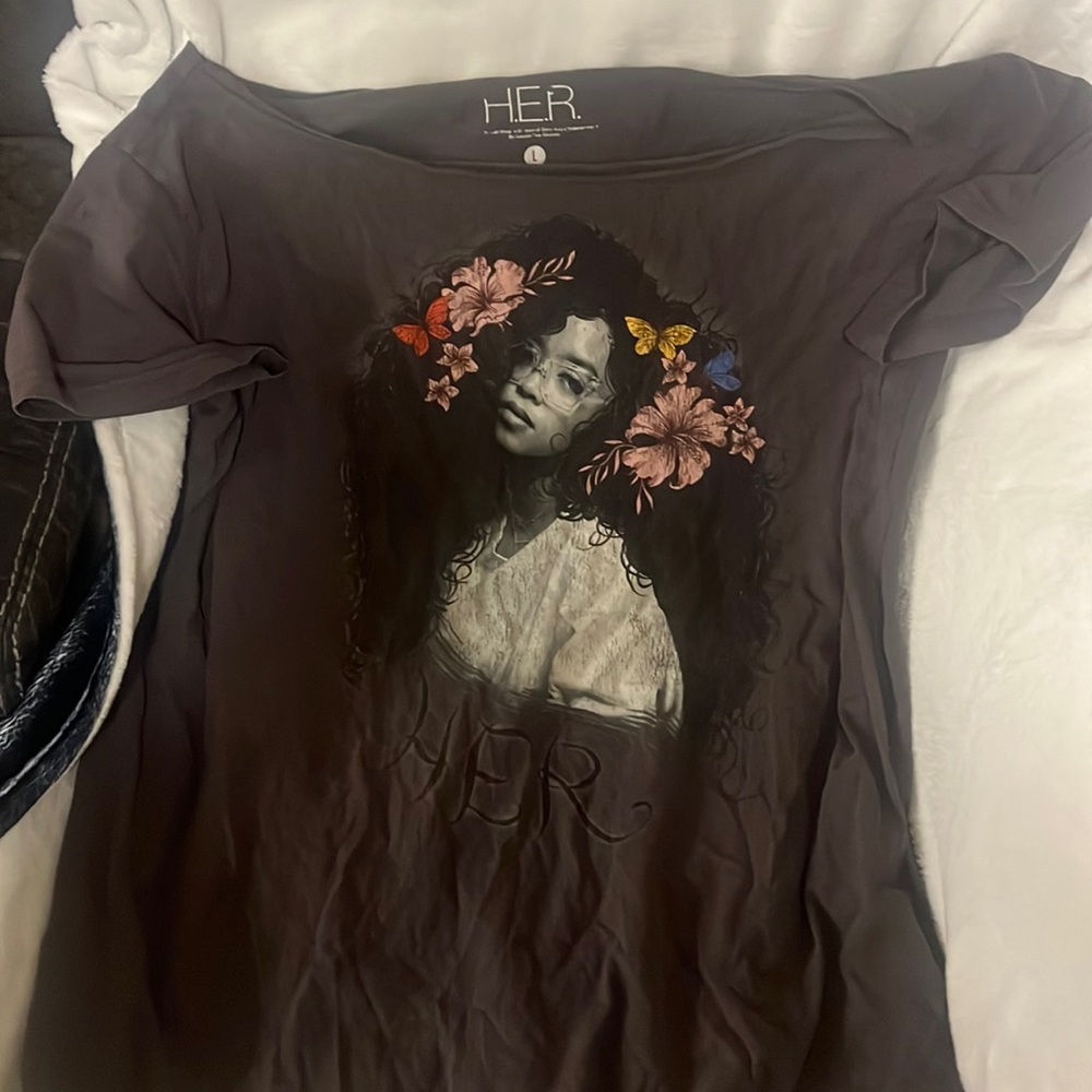 Off the shoulder graphic tee